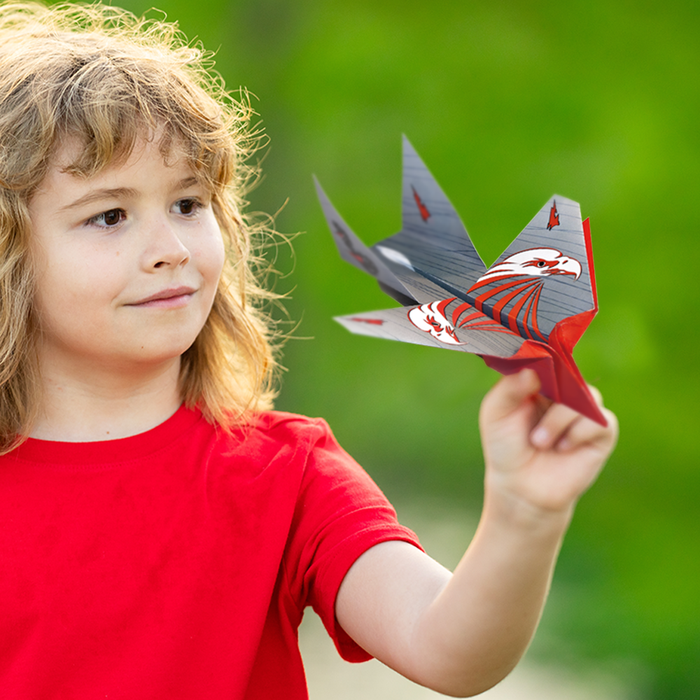 Junge mit dem Papierflieger „Donnerfalke“