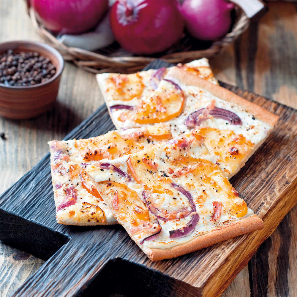 Flammkuchen Rezept mit Äpfeln, Bacon und roten Zwiebeln