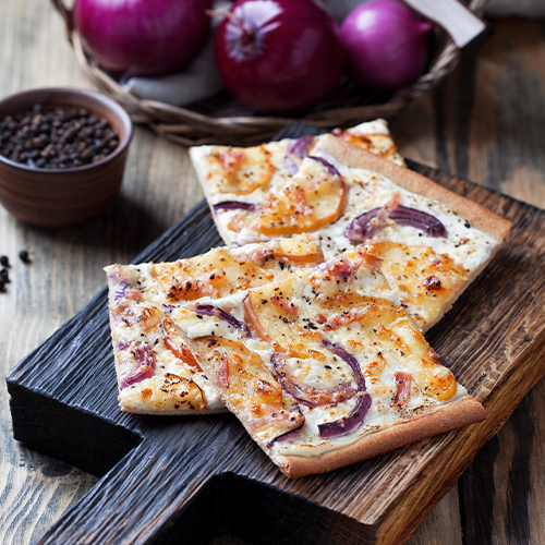 Flammkuchen mit Äpfeln, Speck und roten Zwiebeln