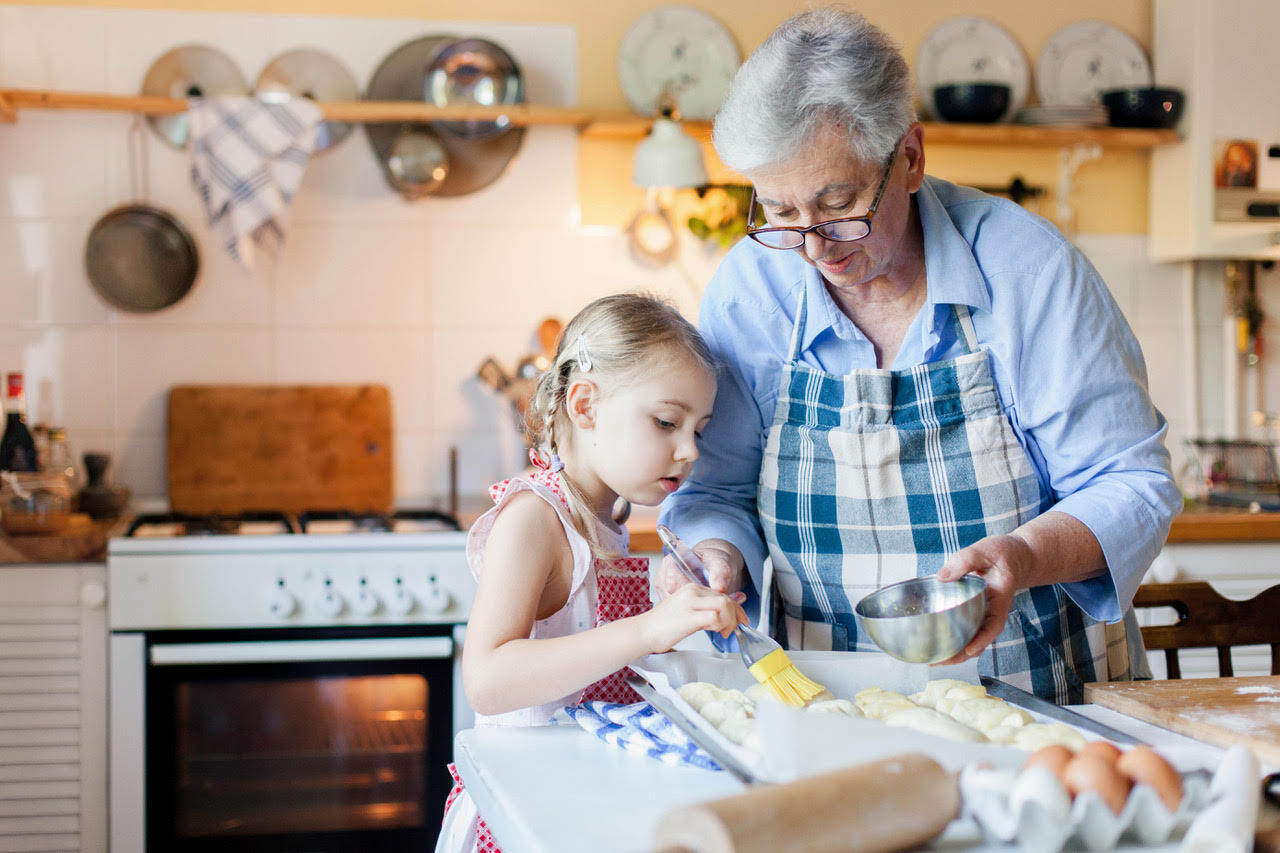 Oma und Kind backen zusammen Hefezöpfe Kategorie „Backen ohne Schnickschnack“ EDITION XXL